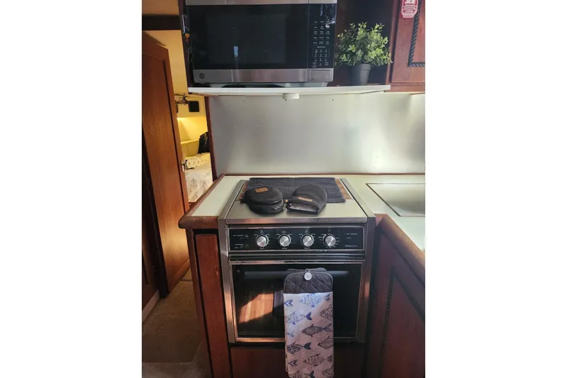 Slide: The Image of 1994 Bayliner 3888 Motoryacht helm with steering wheel and control panel. - 6