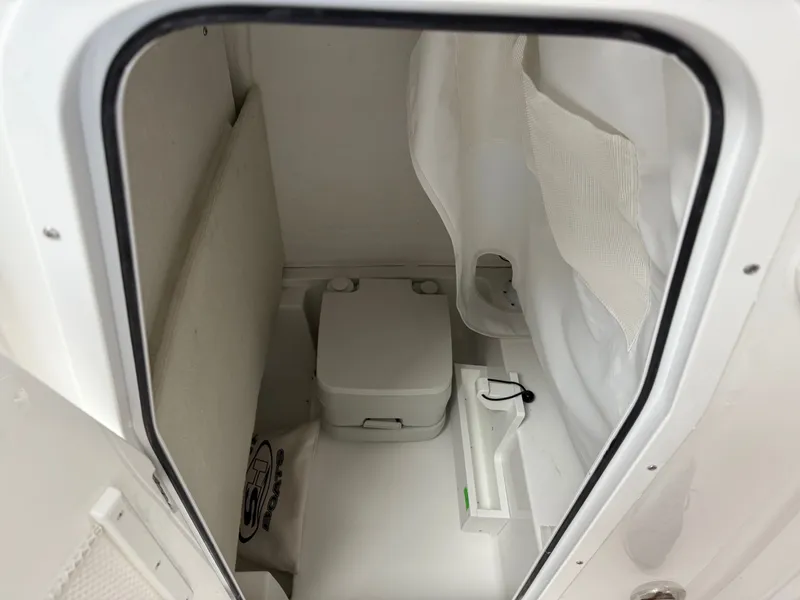 Slide: The Image of Sea Hunt Ultra 235 SE 2025 - 10