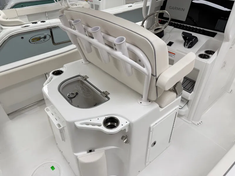 Slide: The Image of Sea Hunt Ultra 235 SE 2025 - 3