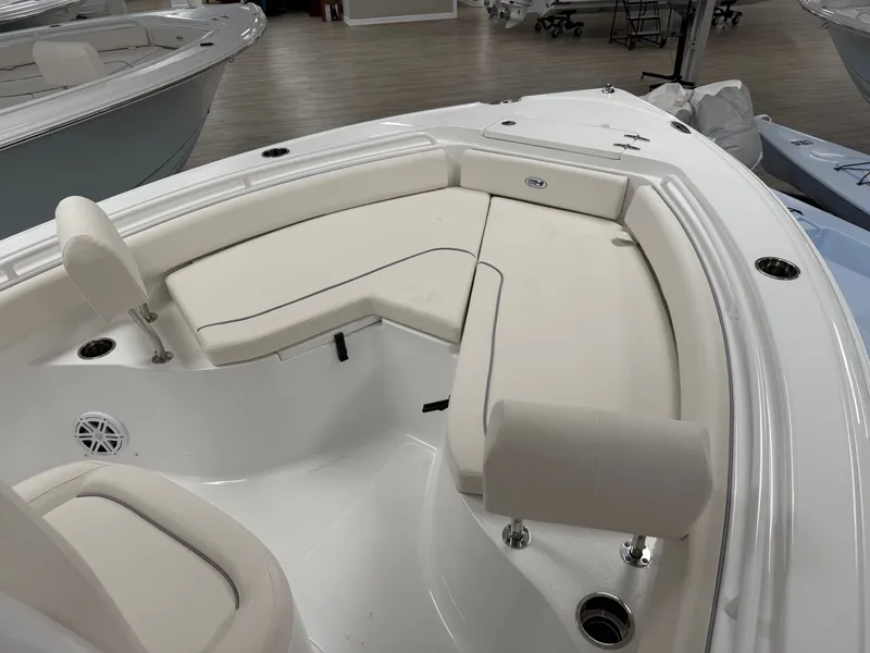 Slide: The Image of Sea Hunt Ultra 235 SE 2025 - 4