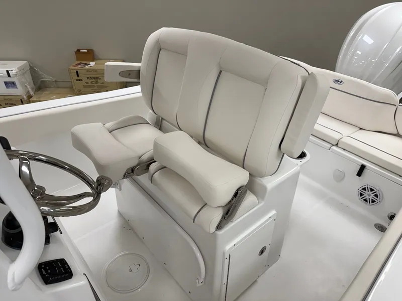 Slide: The Image of Sea Hunt Ultra 235 SE 2025 - 5