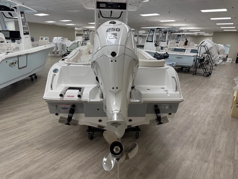 Slide: The Image of Sea Hunt Ultra 235 SE 2025 - 8