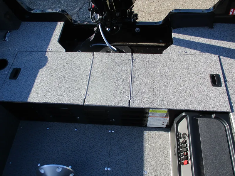 Slide: The Image of Lund Angler 1650 Tiller 2026 - 9