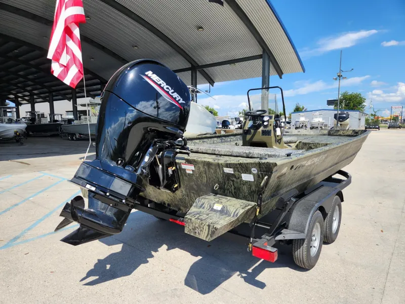 Slide: The Image of Tracker Grizzly 2072 CC 2026 - 11