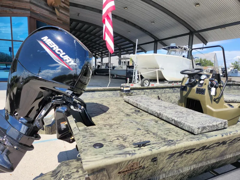 Slide: The Image of Tracker Grizzly 2072 CC 2026 - 12