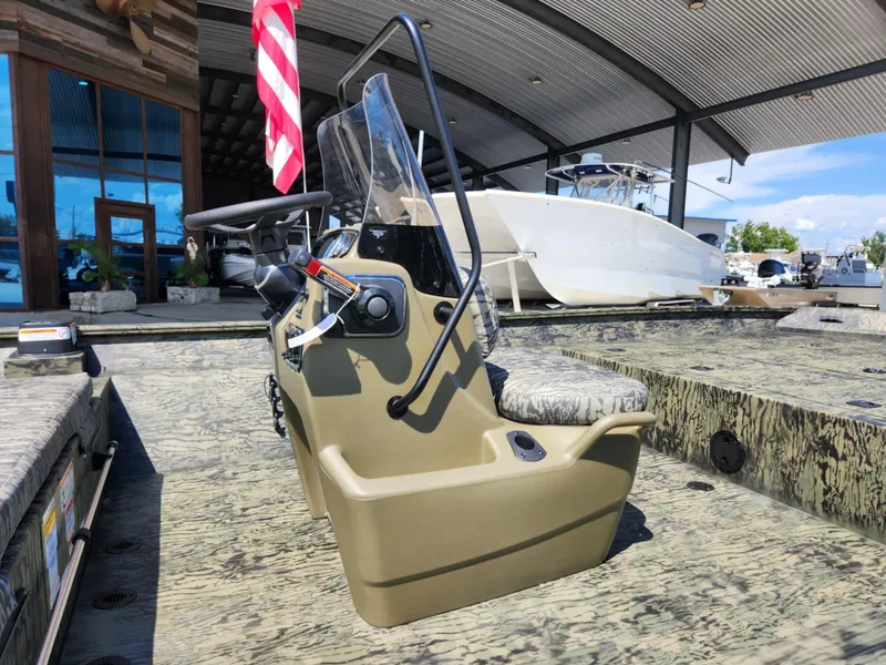 Slide: The Image of Tracker Grizzly 2072 CC 2026 - 13