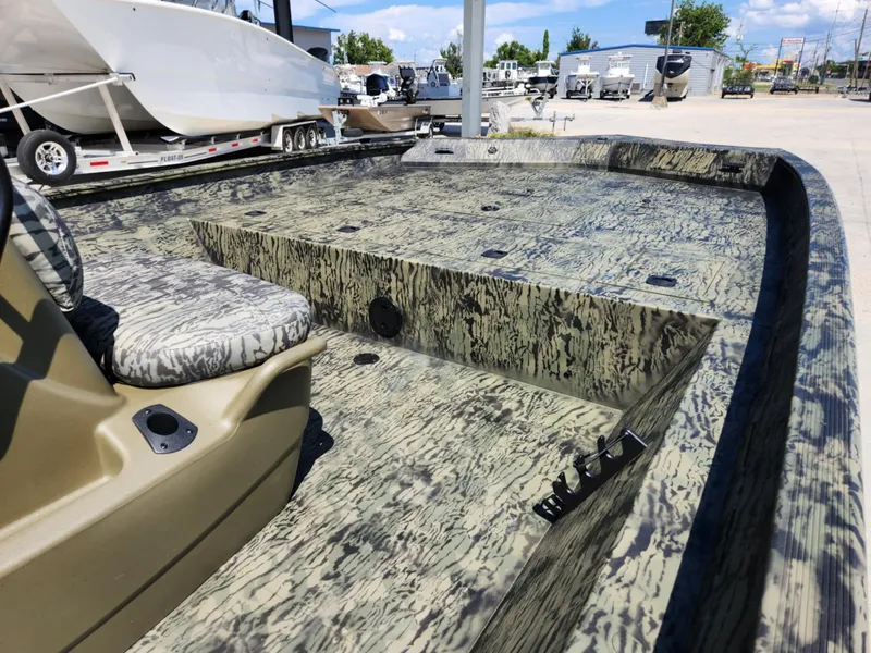 Slide: The Image of Tracker Grizzly 2072 CC 2026 - 14