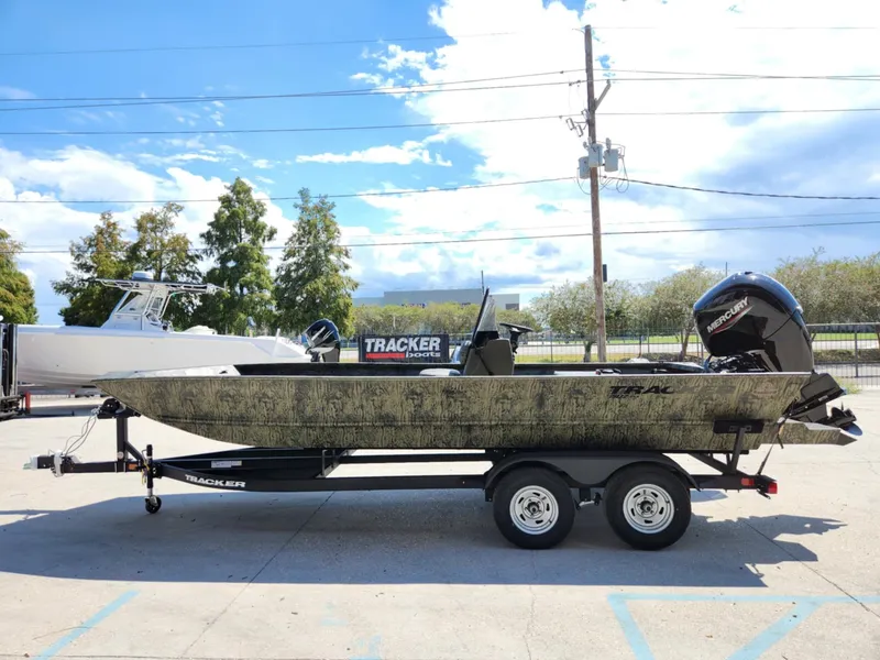 Slide: The Image of Tracker Grizzly 2072 CC 2026 - 3