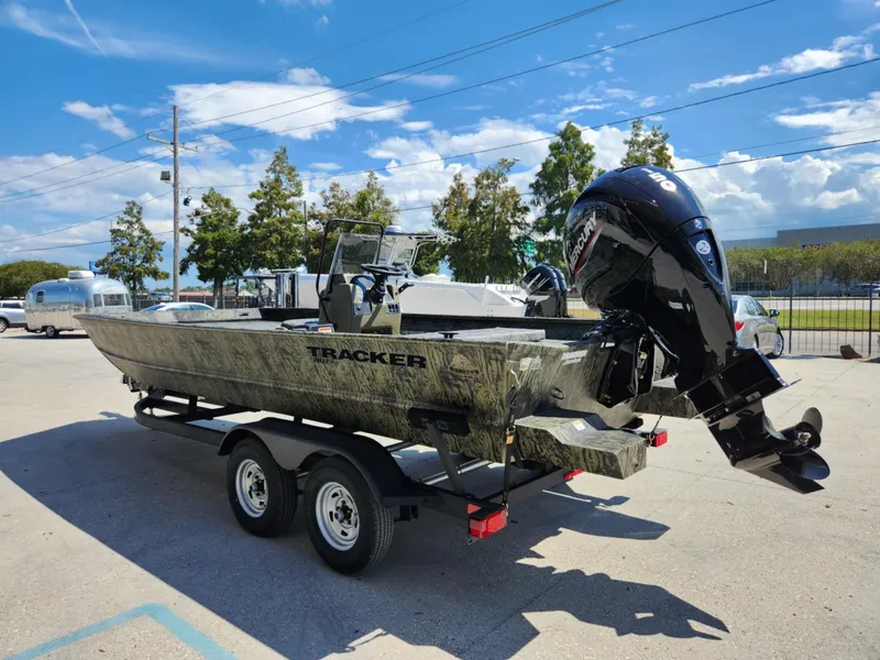 Slide: The Image of Tracker Grizzly 2072 CC 2026 - 4