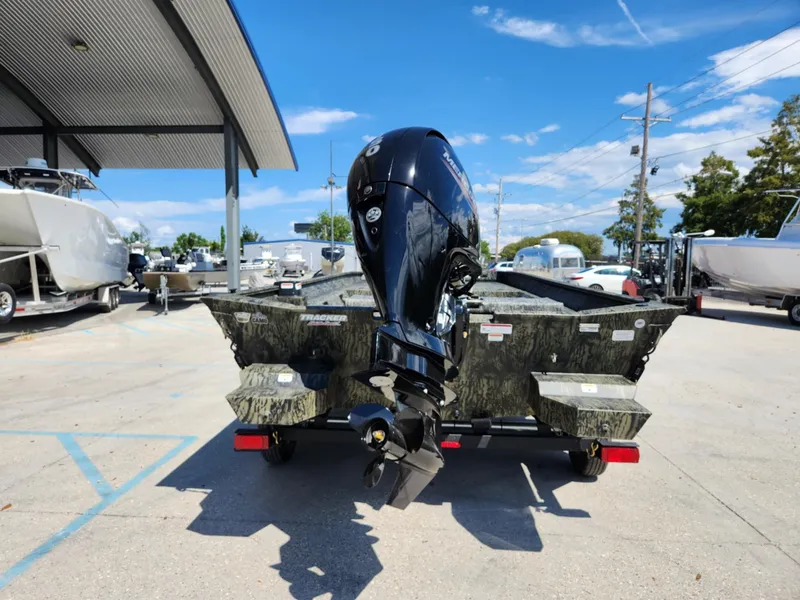 Slide: The Image of Tracker Grizzly 2072 CC 2026 - 5