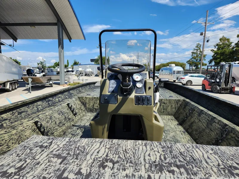 Slide: The Image of Tracker Grizzly 2072 CC 2026 - 6