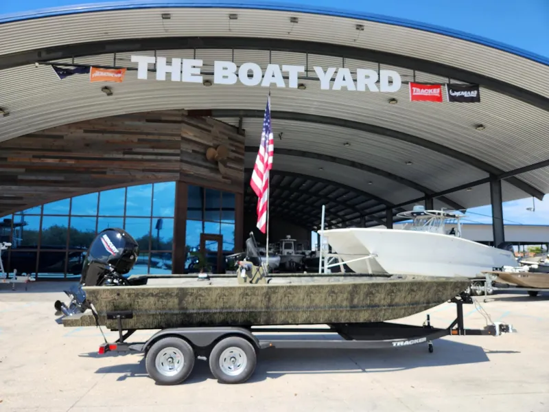 Slide: The Image of Tracker Grizzly 2072 CC 2026 - 8