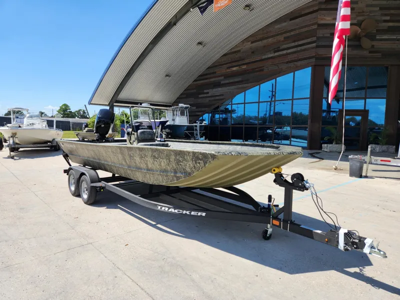 Slide: The Image of Tracker Grizzly 2072 CC 2026 - 9