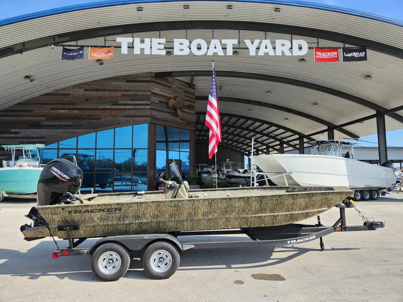 Slide: The Image of Tracker Grizzly 2072 CC 2025 - 10