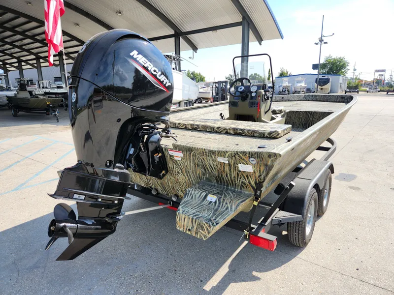 Slide: The Image of Tracker Grizzly 2072 CC 2025 - 12