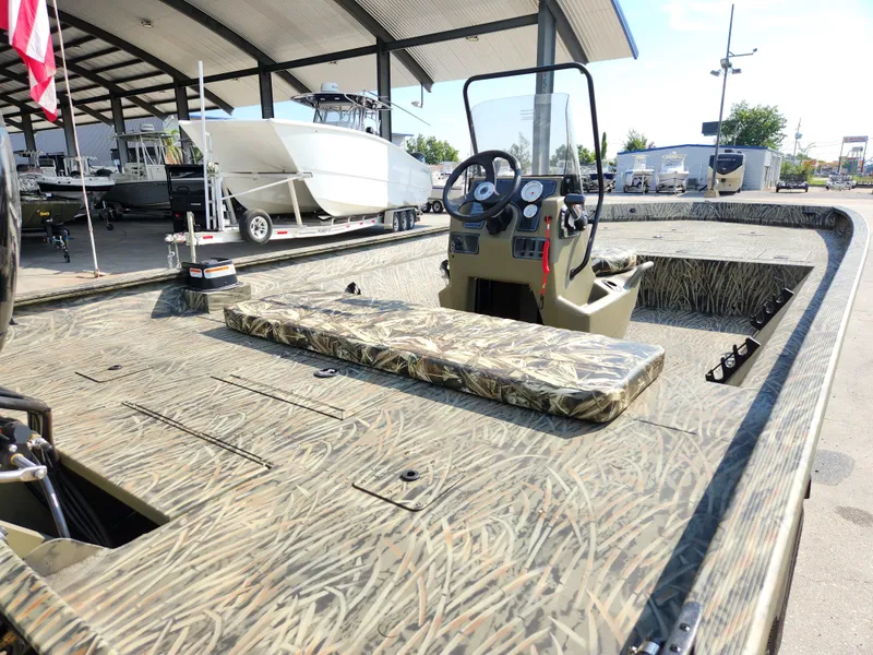 Slide: The Image of Tracker Grizzly 2072 CC 2025 - 13