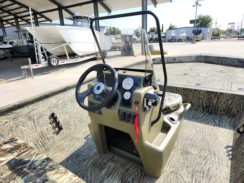 Slide: The Image of Tracker Grizzly 2072 CC 2025 - 14