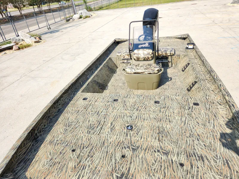 Slide: The Image of Tracker Grizzly 2072 CC 2025 - 15