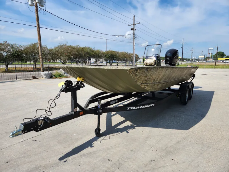 Slide: The Image of Tracker Grizzly 2072 CC 2025 - 4