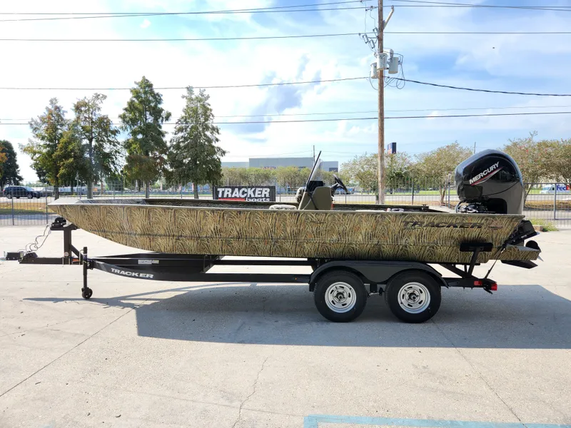 Slide: The Image of Tracker Grizzly 2072 CC 2025 - 5