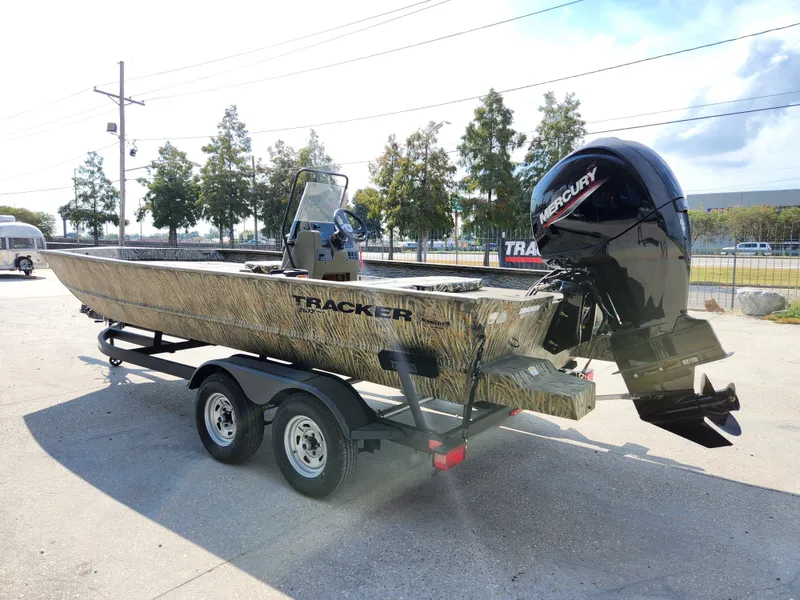 Slide: The Image of Tracker Grizzly 2072 CC 2025 - 6