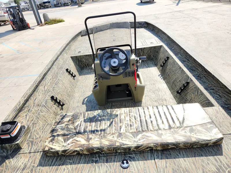 Slide: The Image of Tracker Grizzly 2072 CC 2025 - 7