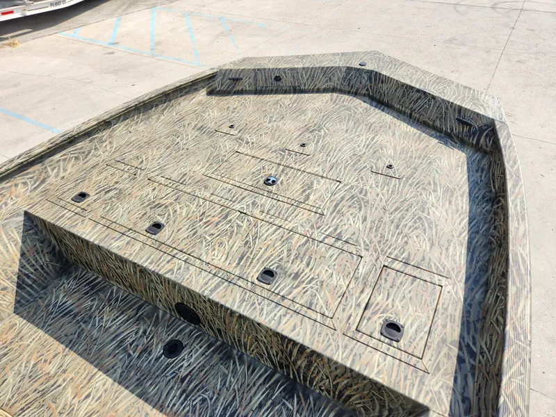 Slide: The Image of Tracker Grizzly 2072 CC 2025 - 8