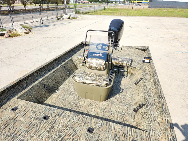 Slide: The Image of Tracker Grizzly 2072 CC 2025 - 9