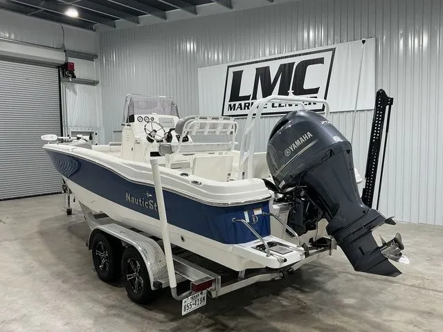 Slide: The Image of NauticStar 231 Hybrid 2021 - 13