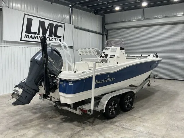 Slide: The Image of NauticStar 231 Hybrid 2021 - 15