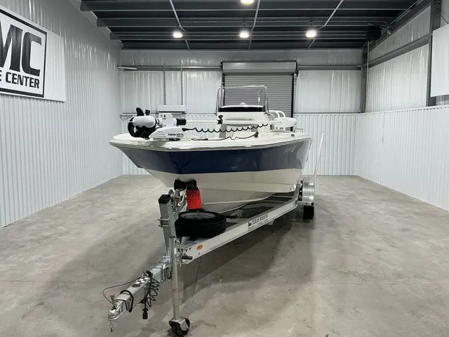Slide: The Image of NauticStar 231 Hybrid 2021 - 2