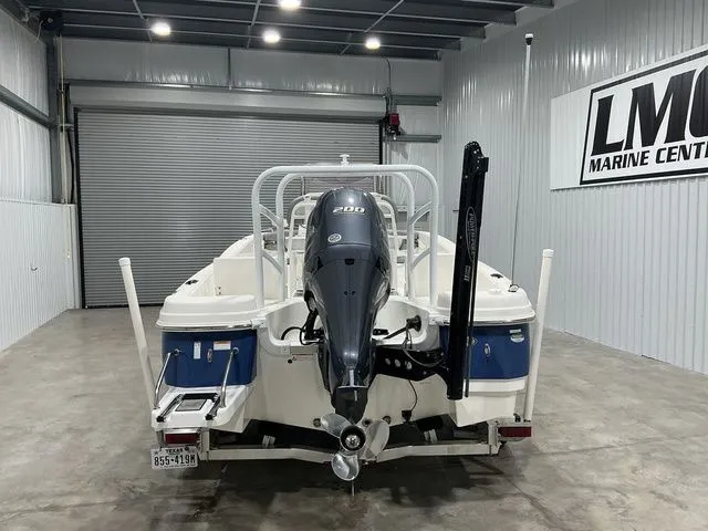 Slide: The Image of NauticStar 231 Hybrid 2021 - 5