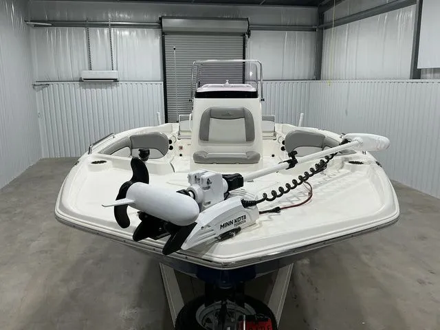 Slide: The Image of NauticStar 231 Hybrid 2021 - 6