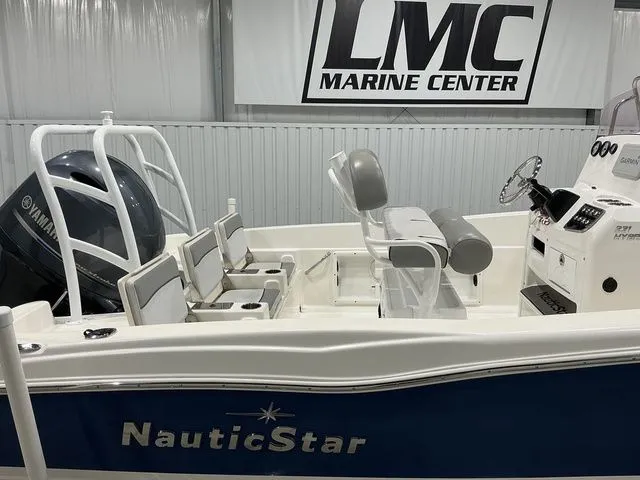 Slide: The Image of NauticStar 231 Hybrid 2021 - 7