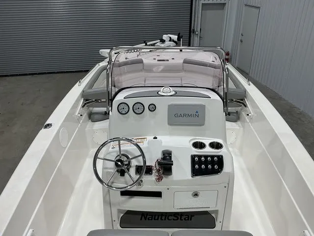 Slide: The Image of NauticStar 231 Hybrid 2021 - 8