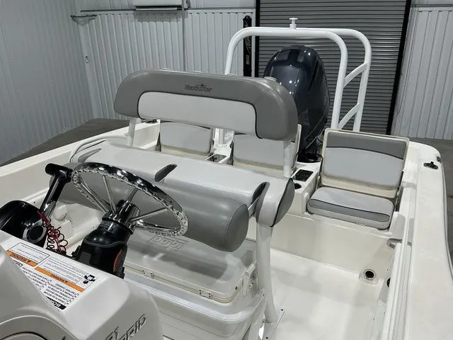 Slide: The Image of NauticStar 231 Hybrid 2021 - 9