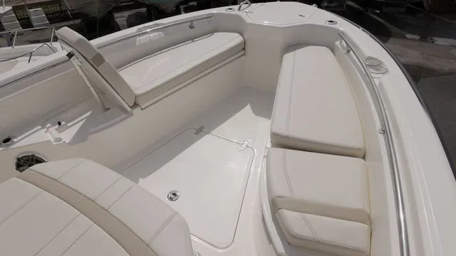 Slide: The Image of Boston Whaler 280 Dauntless 2024 - 4
