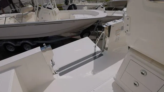 Slide: The Image of Boston Whaler 280 Dauntless 2024 - 7