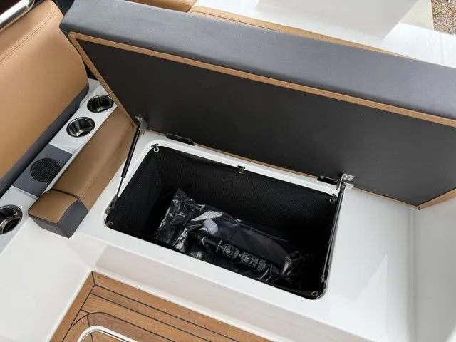 Slide: The Image of Cobalt R31 Sterndrive 2026 - 17