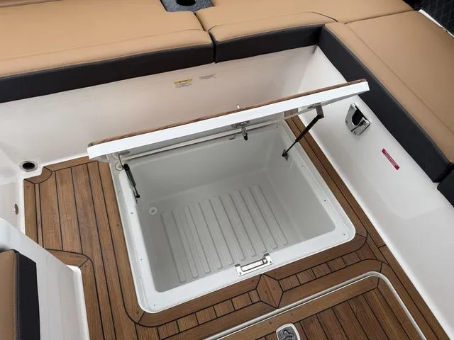 Slide: The Image of Cobalt R31 Sterndrive 2026 - 18