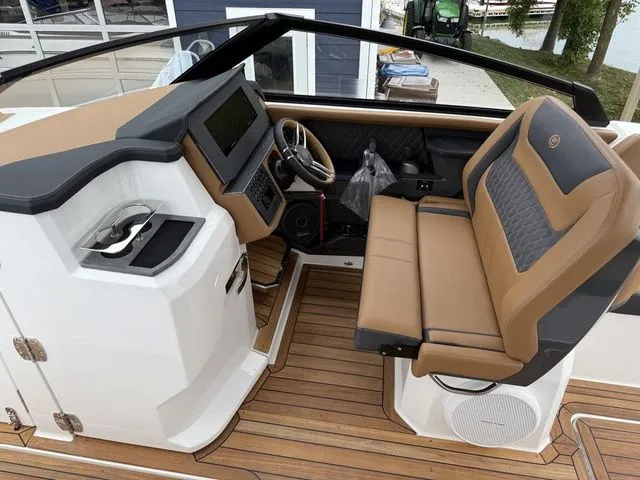 Slide: The Image of Cobalt R31 Sterndrive 2026 - 29