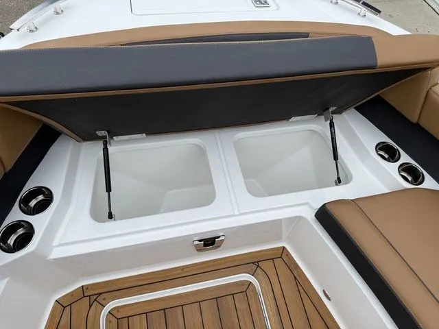 Slide: The Image of Cobalt R31 Sterndrive 2026 - 48