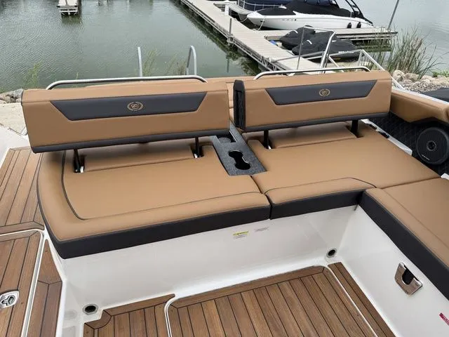 Slide: The Image of Cobalt R31 Sterndrive 2026 - 10