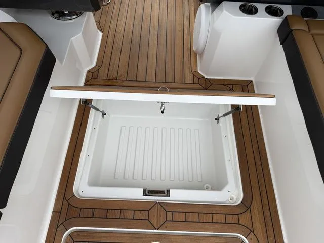 Slide: The Image of Cobalt R31 Sterndrive 2026 - 19