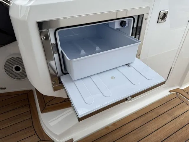 Slide: The Image of Cobalt R31 Sterndrive 2026 - 27