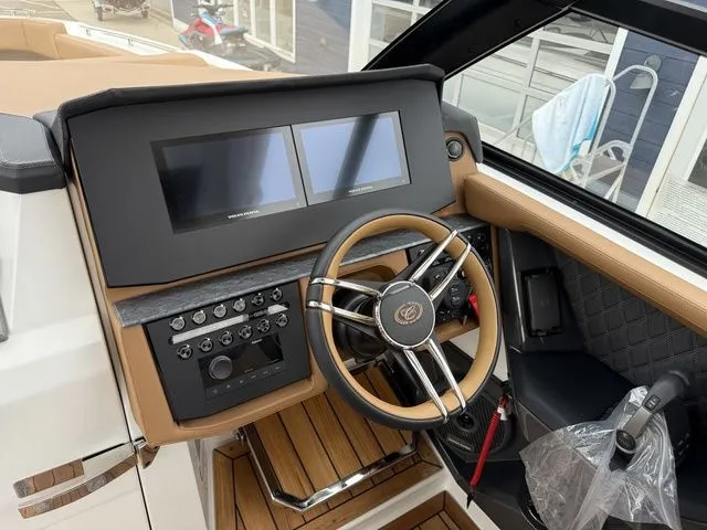 Slide: The Image of Cobalt R31 Sterndrive 2026 - 32