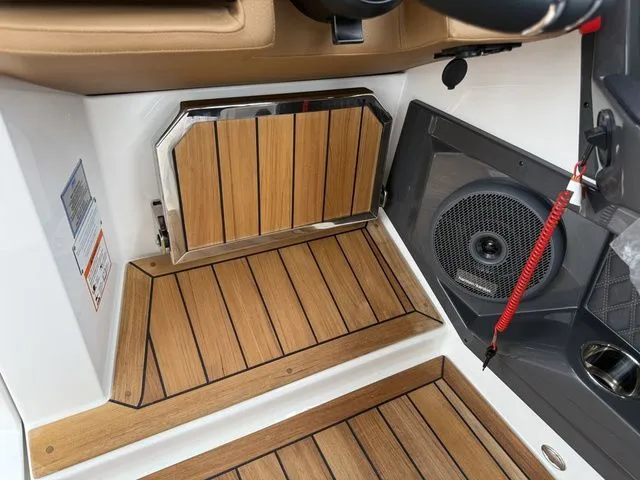 Slide: The Image of Cobalt R31 Sterndrive 2026 - 36