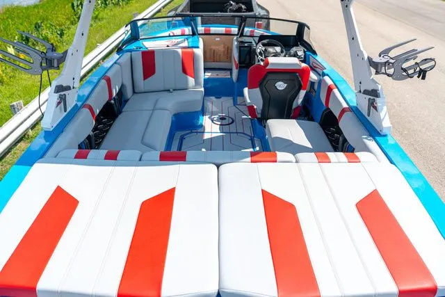 Slide: The Image of Malibu Wakesetter 21 LX 2025 - 10