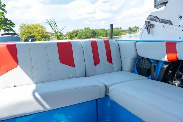 Slide: The Image of Malibu Wakesetter 21 LX 2025 - 11