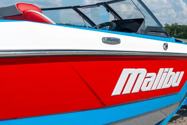Slide: The Image of Malibu Wakesetter 21 LX 2025 - 12